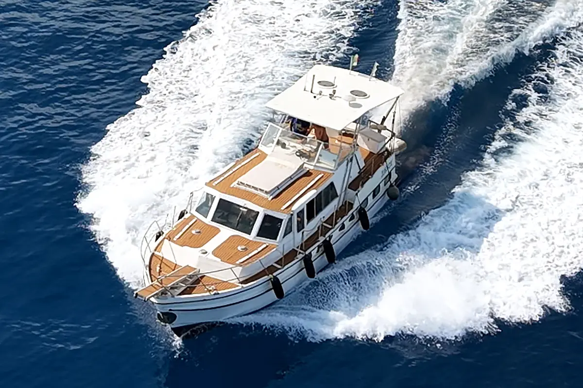 EleBoat in navigazione sul mare della Maremma, vicino a Marina di Grosseto